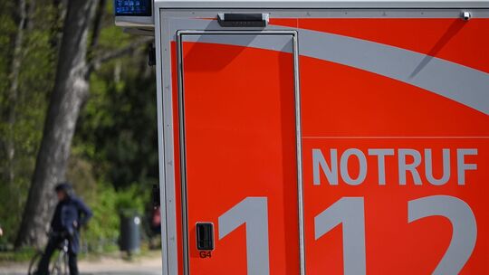 Nach dem Gabelstaplerunfall wurde die verletzte Frau in ein umliegendes Krankenhaus gebracht. (Symbolfoto)
