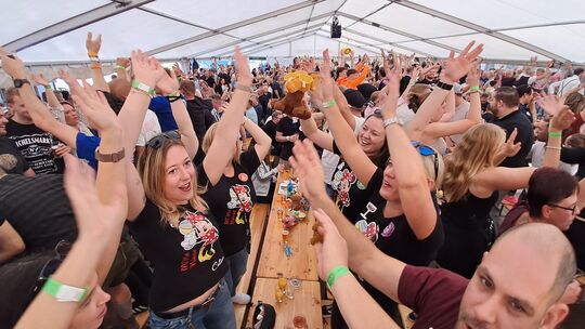 Oktoberfeststimmung am Freibad: Michelsmarkt-Frühschoppen bringt Nassau ...