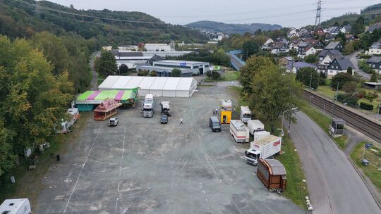 Die ersten Schausteller sind bereits am Montagmittag beim Aufbau. Ab 2. Oktober wird in Mudersbach auf der Kirmes wieder gefeier