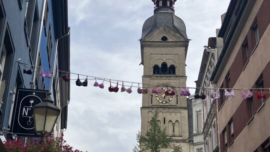 Die BHs hängen an den Leinen über den Altstadtgassen in Koblenz. Die Veranstaltungsreihe Pink Oktober wird am Freitagnachmittag