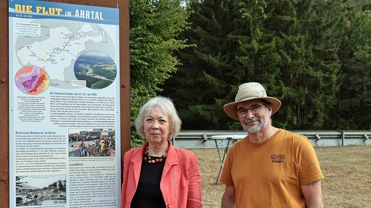 Annette Holzapfel und Andreas Schmickler an der Flutstele in Pomster-Kirmutscheid