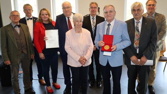 Das 40. Goldene Herz mit allen Insignien nahm der Meddersheimer Wolfhart Dhonau mit seiner Frau Heide (Mitte) im Bürgerhaus entg