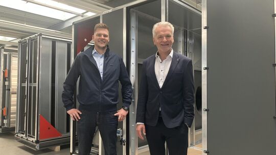 Geschäftsführer Christoph Kaup (rechts) und Personalleiter Maximilan Bolt sehen viele Herausforderungen auf Howatherm zukommen.