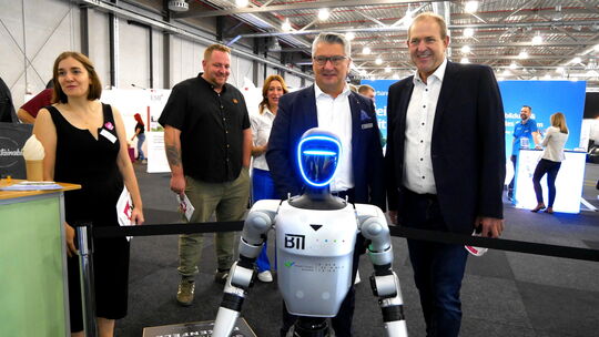 Der Roboter am Stand des Umweltcampus war sicherlich einer der Hingucker bei der Karrieremesse. (v.l.n.r.) Projektleiterin Kathr