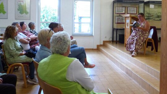Ute Dombrowski aus Nastätten liest im Einrichmuseum Katzenelnbogen aus „Tod in Nastätten“.