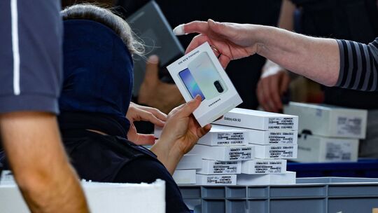 Zollbeamte stellen Handys bei einer Razzia sicher Zollbeamte stellen Handys bei einer Razzia sicher
