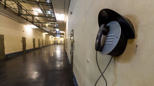 Ein Telefon hängt in einer Justizvollzugsanstalt Ein Telefon hängt in einer Justizvollzugsanstalt