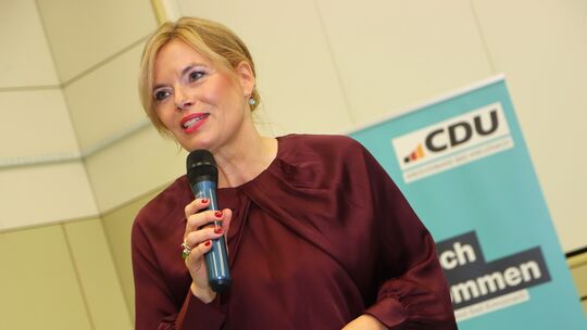 Bundestagspräsidentin Julia Klöckner hat während des Parteitags der Kreis-CDU vor hybriden Bedrohungen und Spionage gewarnt.
