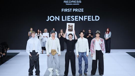 Jon Liesenfeld aus Keidelheim ist Nachwuchs-Designer. In Hong Kong hat er nun den Redress Design Award gewonnen. Jon Liesenfeld aus Keidelheim ist Nachwuchs-Designer. In Hong Kong hat er nun den Redress Design Award gewonnen.