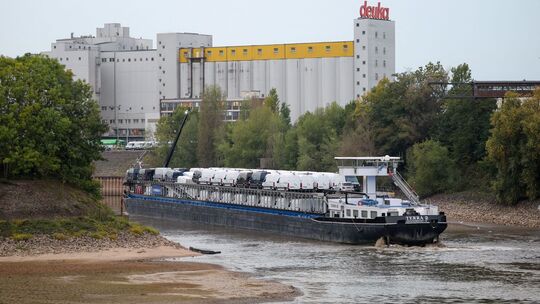 Frachtschiff fährt sich im Düsseldorfer Hafen fest Frachtschiff fährt sich im Düsseldorfer Hafen fest