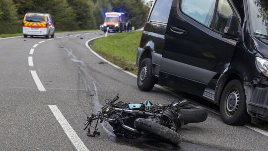 Bei einem Unfall auf der B8 in der Nähe von Höchstenbach ist am Dienstagabend ein Motorradfahrer ums Leben gekommen.