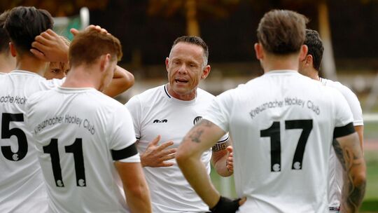 Der Knoten ist geplatzt beim Kreuznacher HC: Trainer Alex Jacob (Mitte) und seine Spieler freuen sich über den ersten Saisonsieg