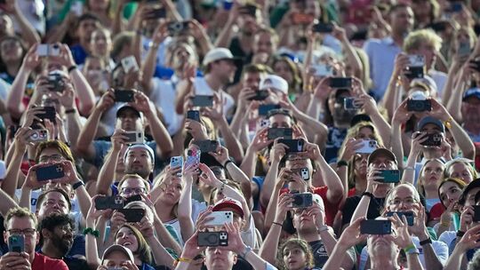 Fußballfans mit Smartphones