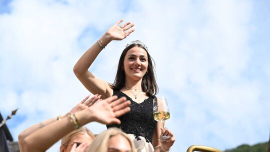 Mosella Luna I, Weinkönigin von Bernkastel-Kues, winkt auf dem Festumzug.