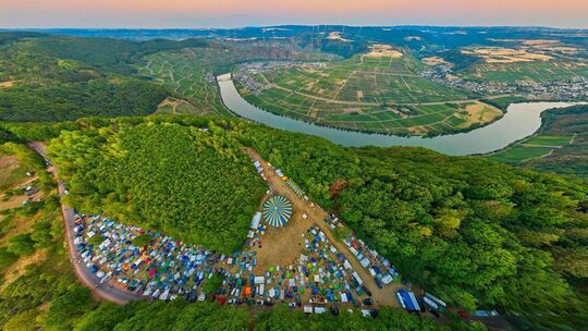 Nicht nur die Aussicht beeindruckt: ein Blick von oben auf die Moselhöhen bei Piesport und das (pferdelose) Pferdefest.