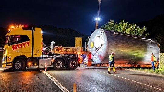 Kurzzeitige Sperrung: Für die Durchfahrt der gewaltigen Tanks musste die B41 vorübergehend gesperrt werden.