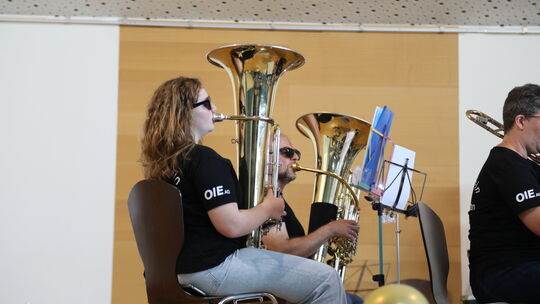 Coole Mädchen spielen Tuba.