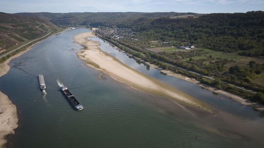 Zwei Frachtschiffe begegnen sich auf der Höhe des Boppard Hamm. So niedrig wie dort ist es auch an vielen Stellen im Kreis Ahrwe
