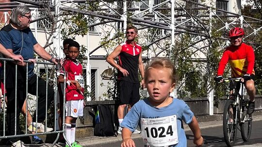 Oskar Juchum rannte als jüngster Starter des Idar-Obersteiner Altstadtlaufs die 370 Meter lange Kinderstrecke. Überhaupt zeichne