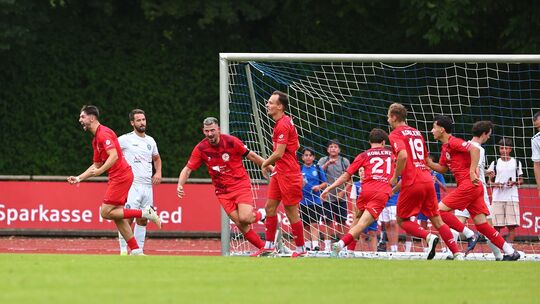 Wie hier im Spiel gegen Neuwied wollen die Fußballer der Reserve von Rot-Weiss Koblenz (rote Trikots) auch gegen die SG Maifeld-