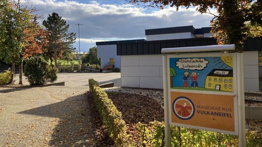Im Lutzerather Schulzentrum sind die Grundschule und Teile der Realschule plus Vulkaneifel zu Hause. Auf dem Dach des Gebäudes s