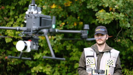Drohnenpilot Janik Mehrtens lässt die Sechs-Kilo-Drohne steigen: Bestückt mit einem Laserscanner dokumentiert das propellergetri
