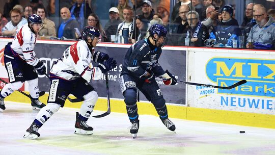 Mikka Dietzschold (hier in Blau im Heimspiel gegen die Hammer Eisbären) ist einer der acht Förderlizenzspieler des EHC Neuwied.