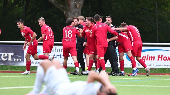 In Linz gelangen der SG Malberg (rote Trikots) in der Nachspielzeit noch zwei Treffer zu 5:5-Endstand. Seit mittlerweile sieben