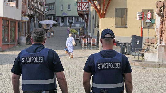 Zwei Stadtpolizisten auf Streife in Limburg. Sie stehen in der Altstadt auf der Plötze. die FDP fordert eine 24 Stunden erreichb