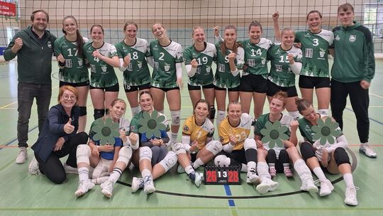 Strahlende Gesichter bei Trainer Simon Krippes (links), Co-Trainer Brandon Pfeiffer (rechts) und den Frauen der Westerwald Volle