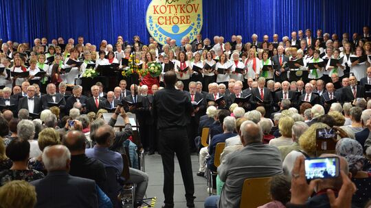 Bei ihrem Auftritt in Arzbach versammelten die Kotykov-Chöre 2019 bereits 220 Sängerinnen und Sänger auf der Bühne. In Vallendar Bei ihrem Auftritt in Arzbach versammelten die Kotykov-Chöre 2019 bereits 220 Sängerinnen und Sänger auf der Bühne. In Vallendar