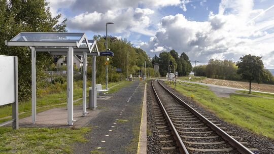 Die DB Infrago hat angekündigt, Missstände am Bahnhaltepunkt Hattert zu beheben. Das freut auch die Anrainergemeinde Müschenbach