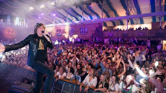 Nur noch Schuhe an, Handwerker oder Schatzi schenk mir ein Foto: Das 43. Hunsrücker Oktoberfest startet mit Schlager-Legende Mic Nur noch Schuhe an, Handwerker oder Schatzi schenk mir ein Foto: Das 43. Hunsrücker Oktoberfest startet mit Schlager-Legende Mic