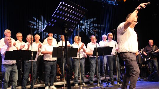 Erinnerung an das Konzert im Vorjahr: Wie aus einem Guss präsentierten sich im Kulturwerk der MGV Wallmenroth, Solisten und die