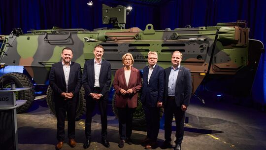Zu sehen sind (von links) Christoph Cords (CEO KNDS Deutschland Maintenance), Florian Hohenwarter (CEO KNDS Deutschland), Minist