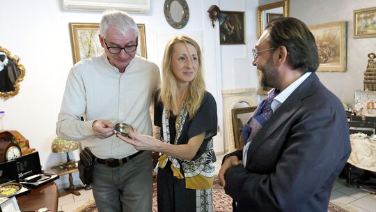 Ein Paar aus Berlin sucht während seines Linz-Besuchs im Auktionshaus von Tomas Meyerholz nach großen alten Uhren.