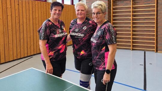 Seit mehr als zwei Jahrzehnten spielen Doris Hannappel, Christiane Kaiser und Konny Braun gemeisam Tischtennis. Im Jahr 2017 wec