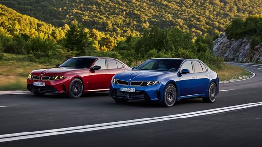 Zwei BMW 3-Modelle auf einer Straße