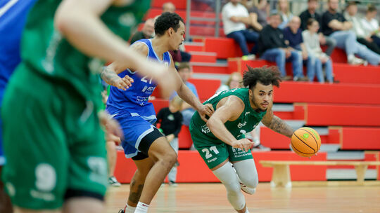 Die EPG Baskets um Center Camaron Tongue (am Ball) steht vor einem herausfordernden Wochenende.