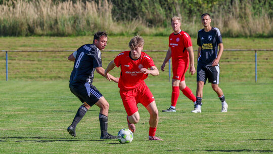 Gegen Rennerod (in Rot) hatte der SV Windhagen (in Schwarz) vergangene Woche das Nachsehen. Im Heimspiel gegen die SG Horressen