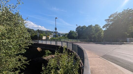 Die Siegbrücke an der Erzquellbrauerei in Mudersbach soll jetzt erst im Frühjahr 2027 saniert werden.
