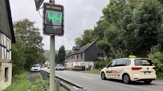 In Hövels-Siegenthal sind seit zwei Jahren Geschwindigkeitsdisplays angebracht, die den Verkehrsteilnehmern das jeweilige Tempo In Hövels-Siegenthal sind seit zwei Jahren Geschwindigkeitsdisplays angebracht, die den Verkehrsteilnehmern das jeweilige Tempo
