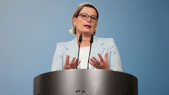 Bundesministerin Hubig gibt ein Pressestatement Bundesministerin Hubig gibt ein Pressestatement