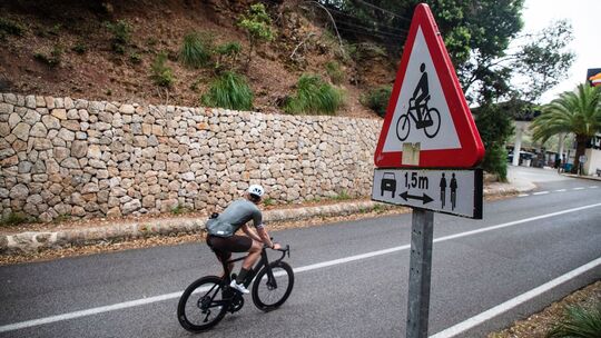 Ein Radfahrer auf einer Straße auf Mallorca