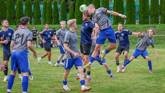 Fabian Lohmar (in Grau beim Kopfball) und seine SG Weitefeld wollen den Abstand auf die SG Berod-Wahlrod im Heimspiel am Sonntag