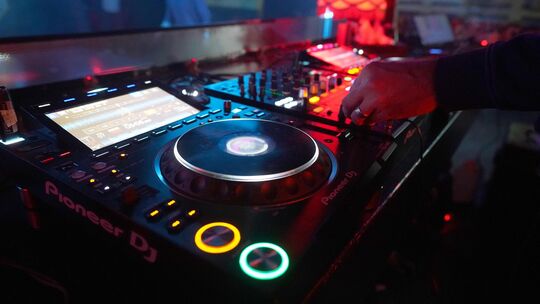 Eine private Techno-Party in Koblenz hielt Anwohner wach – allerdings auf der gegenüberliegenden Rheinseite.