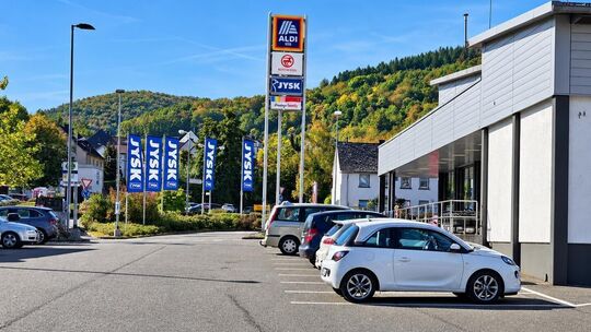 Dort, wo derzeit noch das weiße Auto auf einem der Parkplätze steht, entsteht nach den Herbstferien der Warte- und Einstiegsbere