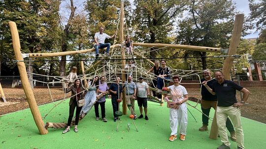 Der neue Kletterspaß am bisherigen Spielplatz kurz vor der Nahebrücke. Jugenddezernent Mirko Helmut Kohl ließ es sich als sporti