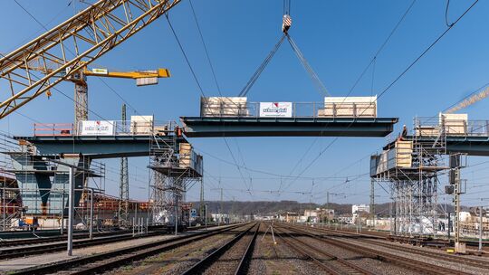 Das Bild zeigt den Lückenschluss für die neue Geh- und Radwegbrücke zwischen Rauental und Goldgrube im März 2026.