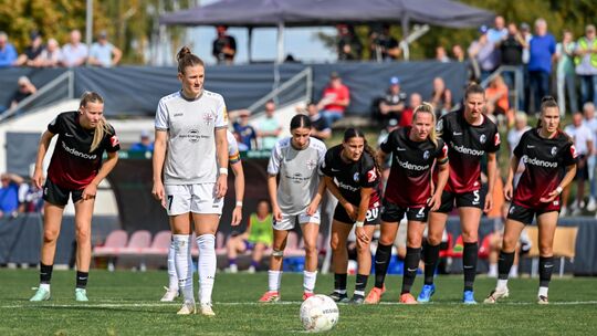 Andernachs Carolin Schraa (weißes Trikot) trat im Pokal zum Strafstoß an und traf. Währenddessen schauen die Freiburgerinnen an